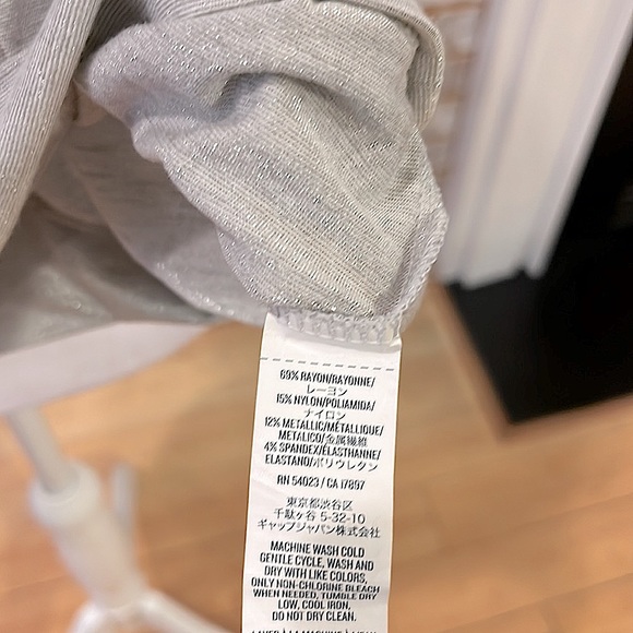 Old Navy Light Gray/Silver Metallic Scoop Neck Long Sleeved Top, Women’s Size S. - Picture 7 of 7